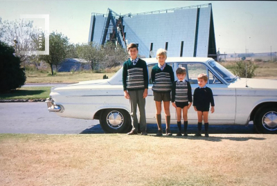 Niños posando delante de automóvil - Barrio Somisa 