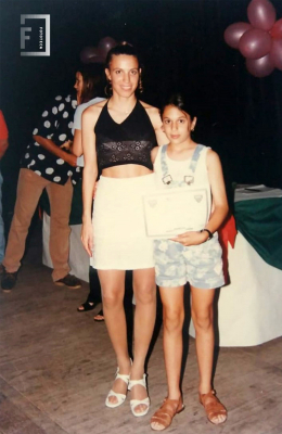 Niña recibe diploma 