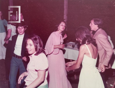 Jóvenes bailando