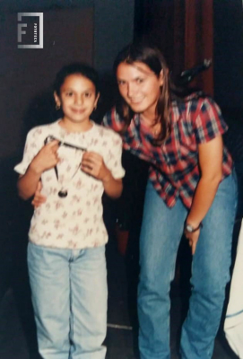 Niña recibe medalla