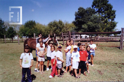 Grupo niños con caballo 