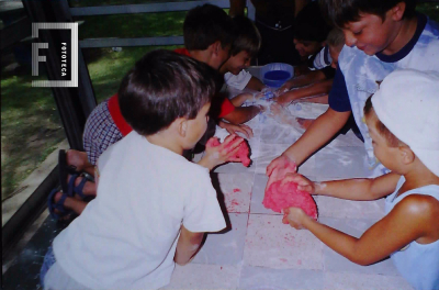 NIños jugando con masa