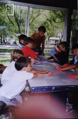 Niños jugando con masa