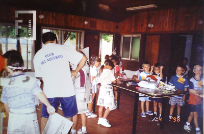 Grupo niños armando disfraces 