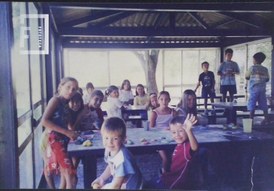 Grupo niños en quincho del club