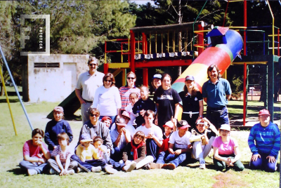 Grupo de niños en sector juegos del Club