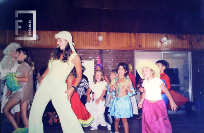 Grupo de niños disfrazados bailando 