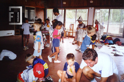 Grupo niños armando disfraces de papel 