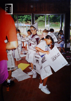 Grupo niños con disfraces de papel 