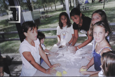Grupo niñas amasando 