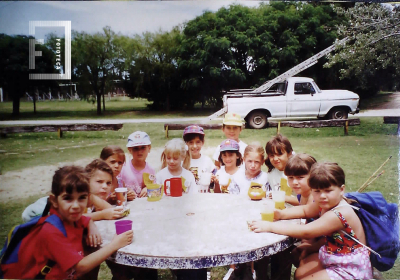 Colonia de verano - niños merendando