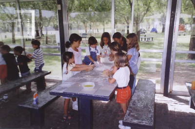 Grupo niñas amasando - Colonia de verano 