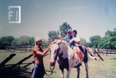 Niños montados en caballo