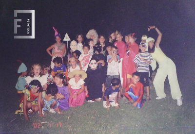 Grupo niño con disfraces 