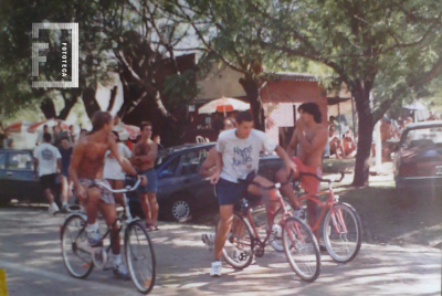 Grupo jóvenes en bicicleta