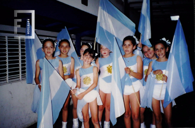 Grupo niñas con colores de Argentina