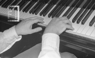 Manos del pianista argentino Hugo Goldenzweig, en Asoc. Rumbo