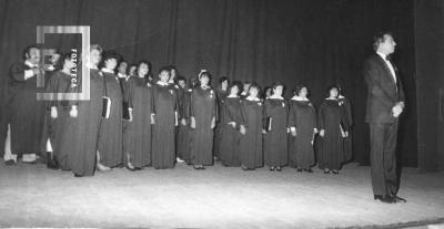 Coro en Teatro Municipal. Función de Gala