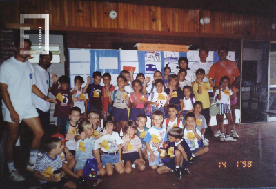 Grupo niños con profesores - Colonia de verano 