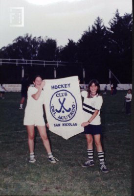 Jugadoras de hockey Club del Acuerdo con estandarte del deporte 