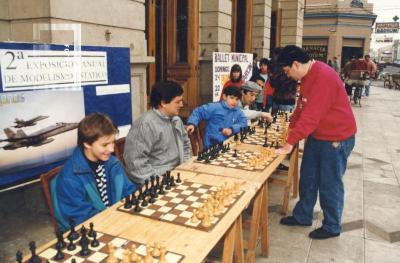 Ajedrez en la vereda del Teatro
