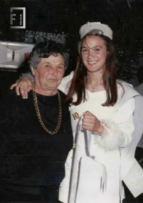 Reina del Centenario posando junto a su abuela
