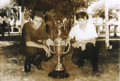 Hombres con trofeo 