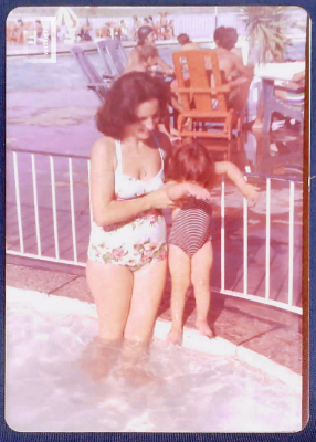 Madre e hija en la pileta - Club Regatas