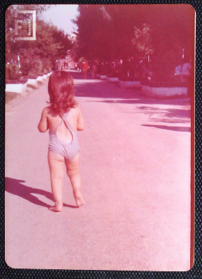 Niña caminando en Club Regatas 