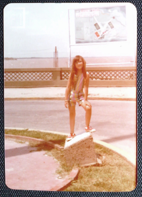 Niña posando en rotonda mástil - Club Regatas
