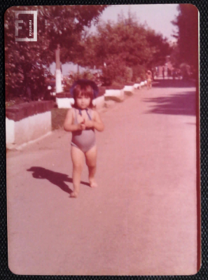 Niña caminando en Club Regatas