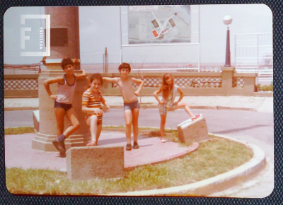 Niños posando en mástil de rotonda - Club Regatas