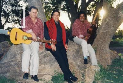 Miguel Ledesma y las guitarras de Jorge Fuentes y Roberto Medina