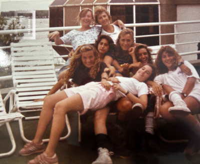 Grupo amigas en el club 