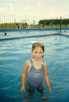 Niña en la pileta  - Club Regatas 