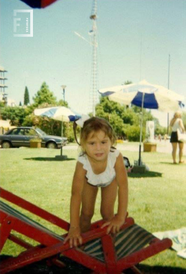NIña en el club 