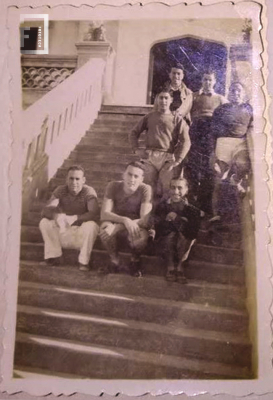 Grupo en escaleras - Club Regatas 