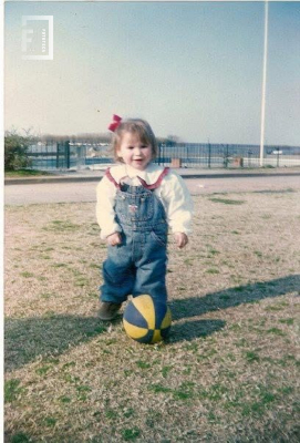 Niña jugando en el club 