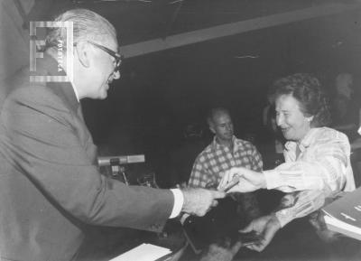 Miguel Julio Perret, firma libro durante presentación (Sonia Riva de Mengarelli)