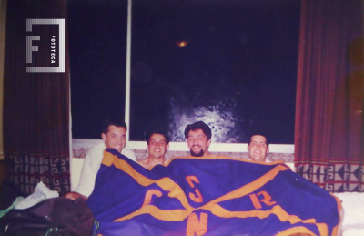 Grupo de amigos con bandera del Club Regatas