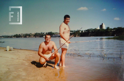 Jóvenes pescando 