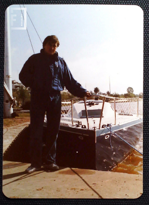 Retrato de hombre junto a su barco 