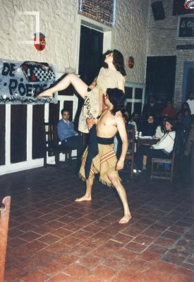 Silvana Ríos y Omar Páez, en actuación del Ballet //Ranquel// en //La Serpentínica//