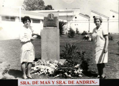 Mujeres dejando ofrendas