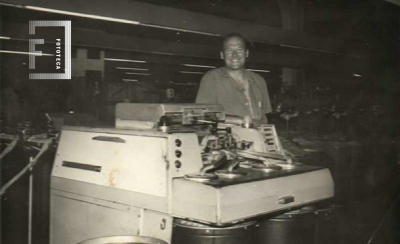 Trabajador junto a su máquina 