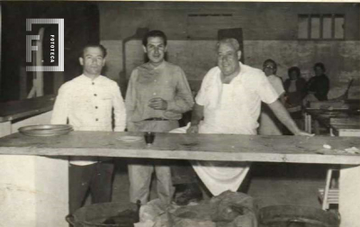 Hombres en la parrilla - Club La Emilia