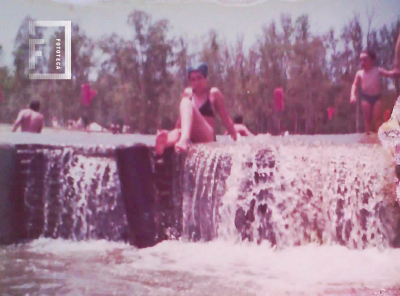 Mujer posando en cascada