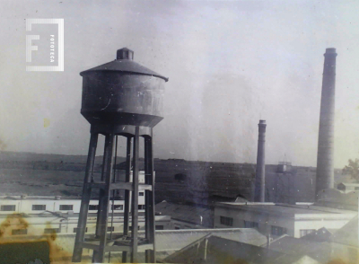 Tanque de agua y chimenea