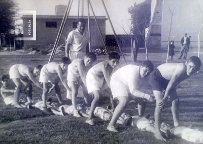 Alumnos haciendo gimnasia 