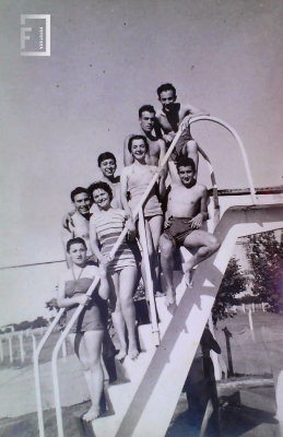 Jóvenes posando en trampolin - Club La Emilia